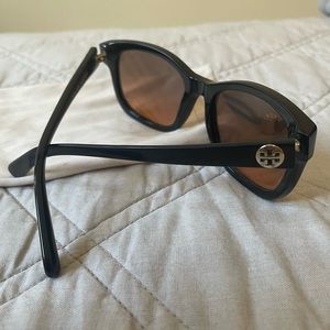 Tory Burch TY7044 Sunglasses Black (501/95 54/18 135 2N)